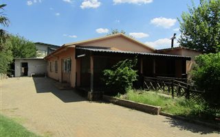 13 Bedroom House in Brandwag