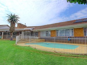 3 Bed House in Montroux