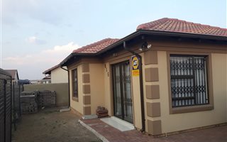 2 Bedroom House in Vanderbijlpark CE3