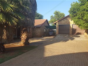 4 Bedroom House in Rooihuiskraal
