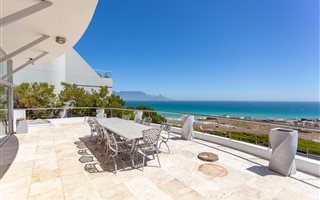 5 Bedroom House in Bloubergstrand