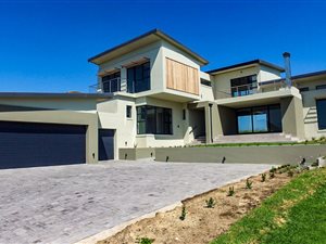 4 Bed House in Oubaai and surrounds