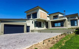 4 Bedroom House in Oubaai and surrounds