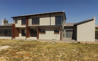 4 Bedroom House in Aqua Vista