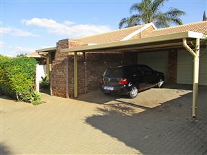 2 Bedroom Townhouse in Rooihuiskraal North