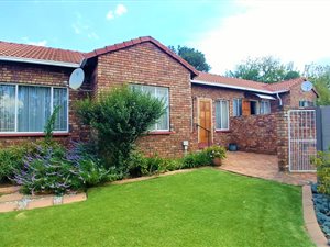 3 Bed Townhouse in Rooihuiskraal