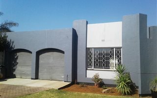 4 Bedroom House in Helderkruin