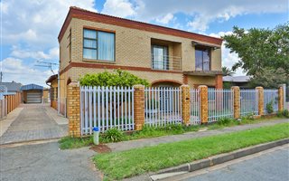 6 Bedroom House in Crosby