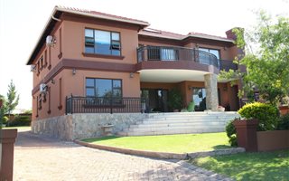 4 Bedroom House in Blue Valley Golf Estate