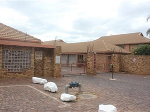 3 Bed Apartment in Die Hoewes