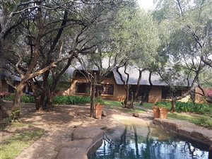 5.7 ha Farm in Hekpoort