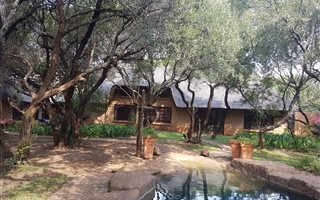 5.7 ha Farm in Hekpoort