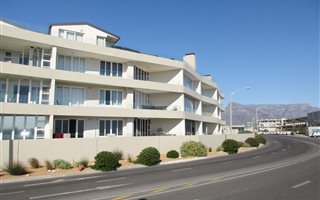 3 Bedroom Apartment in Lagoon Beach
