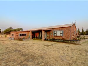 6 Bed House in Grootfontein Estate