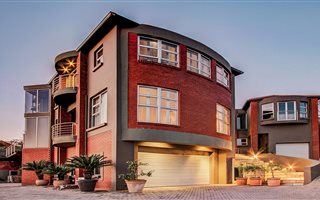 6 Bedroom House in Cornwall Hill