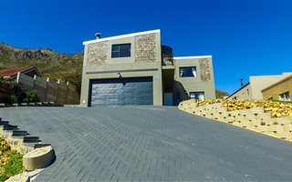 3 Bedroom House in Mountainside
