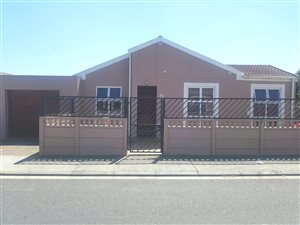 4 Bed House in Strandfontein