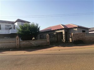 10 Bed House in Moroka