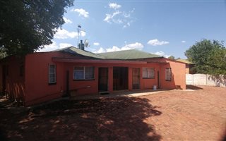 10 Bedroom House in Die Bult