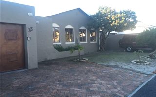 6 Bedroom House in Rondebosch East