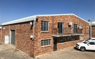 450 m² Industrial space in Louwlardia
