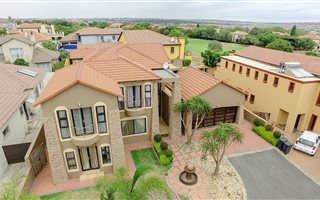 4 Bedroom House in Blue Valley Golf Estate