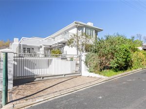 3 Bed House in Bishopscourt Village