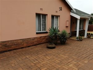 3 Bed House in Edelweiss