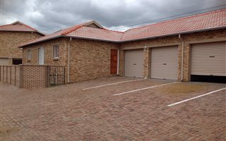 3 Bedroom Townhouse in Kosmosdal