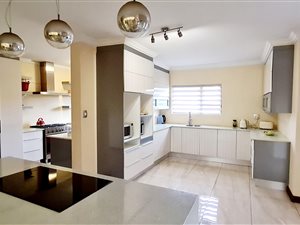5 Bed House in Louwlardia