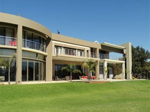 1400 m² Commercial space in Rayton