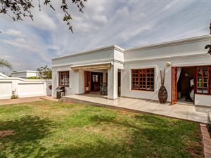 3 Bed House in Pineslopes