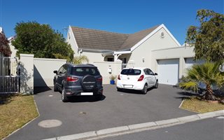 3 Bedroom House in Sunningdale