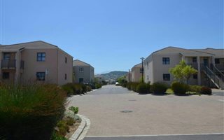 2 Bedroom Apartment in Somerset West Central