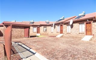 2 Bedroom Townhouse in Olievenhoutbos