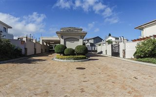 3 Bedroom House in Somerset West Central