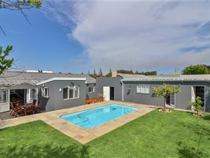 3 Bed House in Lakeside