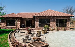 2 Bedroom House in Wilgeboom AH