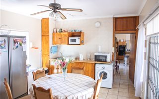 Bachelor apartment in Newlands
