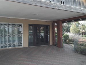 6 Bed House in Hutten Heights