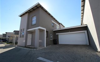 3 Bedroom Townhouse in Eagle Canyon Golf Estate