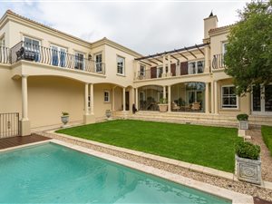 6 Bed House in Silvertree Estate