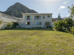 4 Bed House in Voelklip
