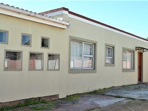 9 Bed House in Eikendal