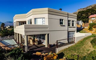 6 Bedroom House in Mountainside