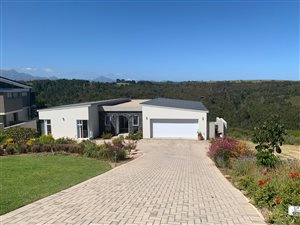 5 Bed House in Oubaai and surrounds