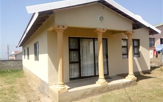 4 Bedroom House in Lovu