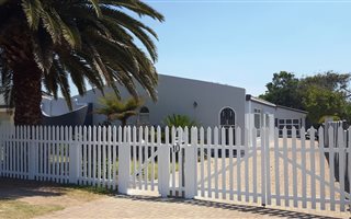 4 Bedroom House in Hartenbos