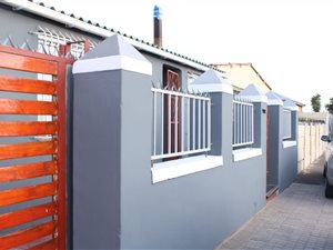 4 Bed House in Elsies River
