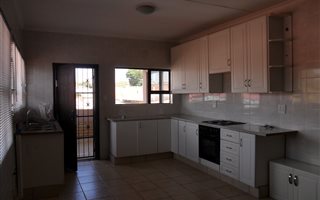2 Bedroom Garden Cottage in Crown Gardens
